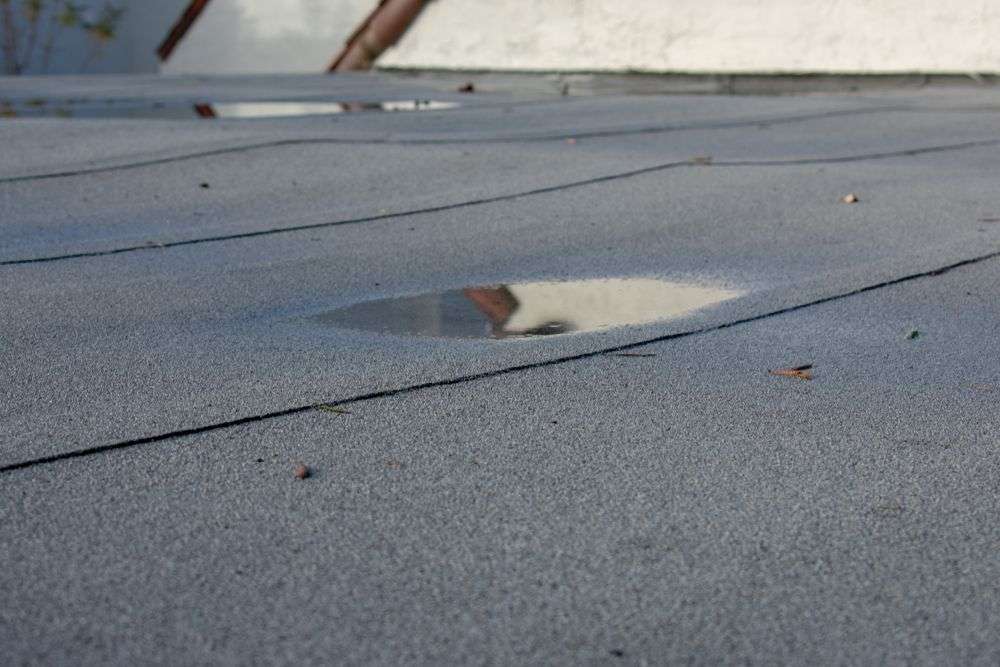 Bitumen dak met plas water blijft staan