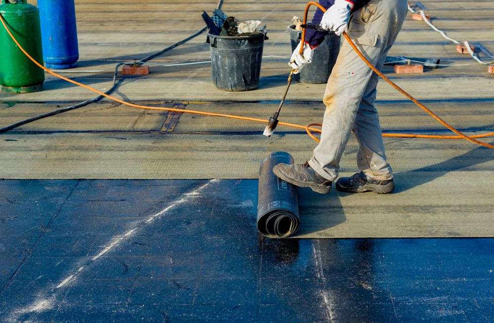 Nieuw dak met bitumen leggen in Klundert