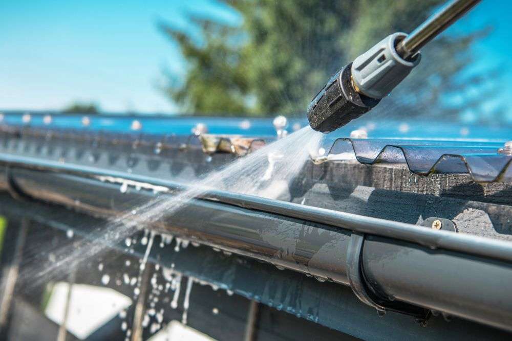 Reinigen van een dakgoot in Klundert